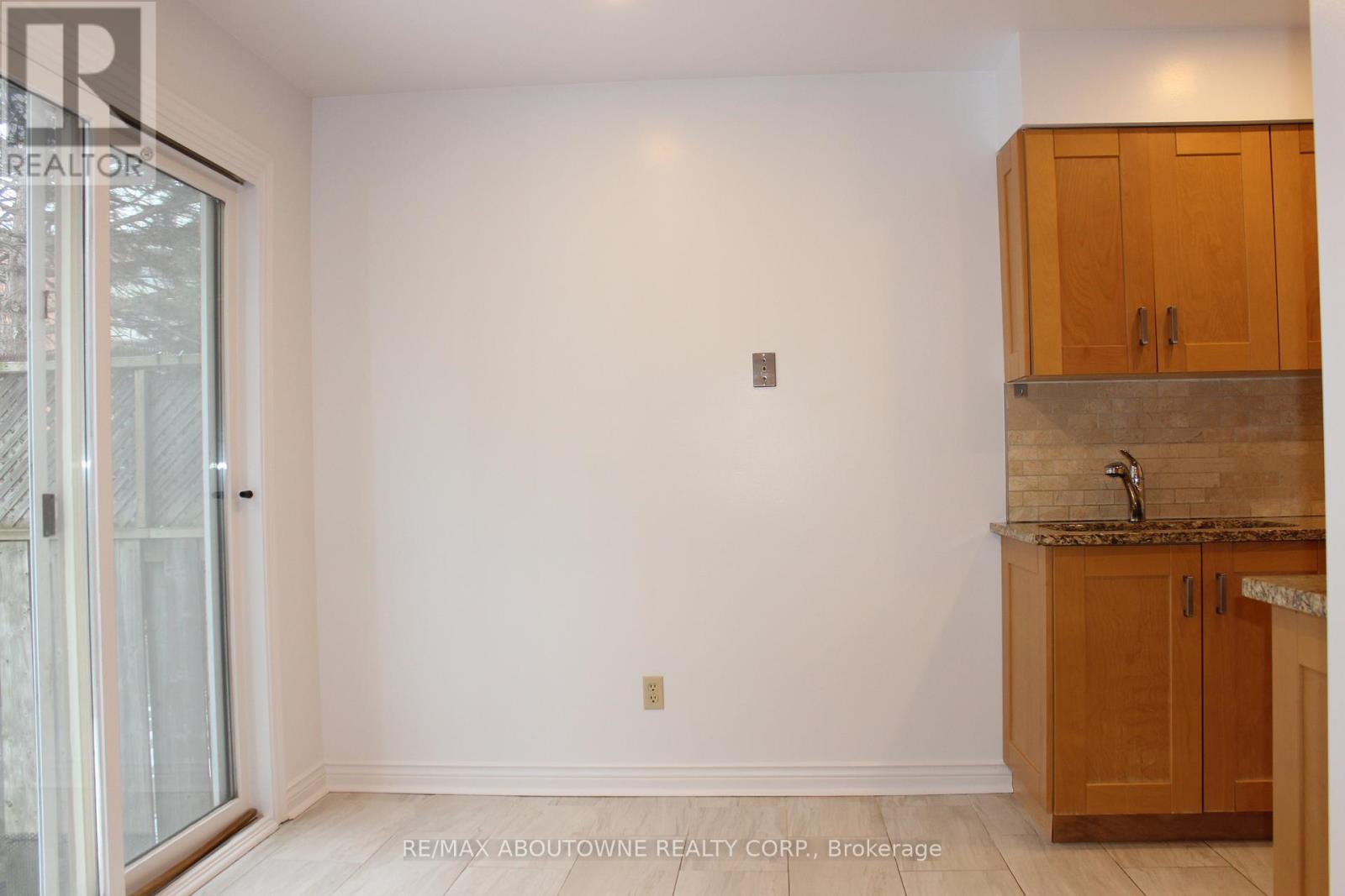 2033 Lumberman Lane, Oakville, Ontario L6M 2Z1 - Photo 6 - W12617104