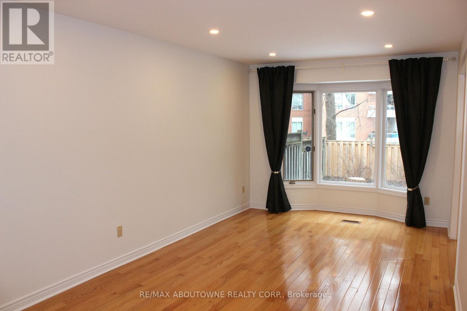 2033 Lumberman Lane, Oakville, Ontario L6M 2Z1 - Photo 9 - W12617104