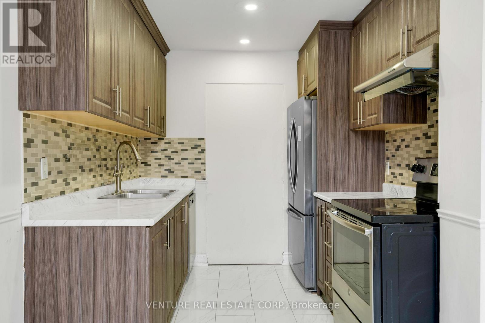 416 Hansen Road N, Brampton, Ontario L6V 3P7 - Photo 6 - W12617110