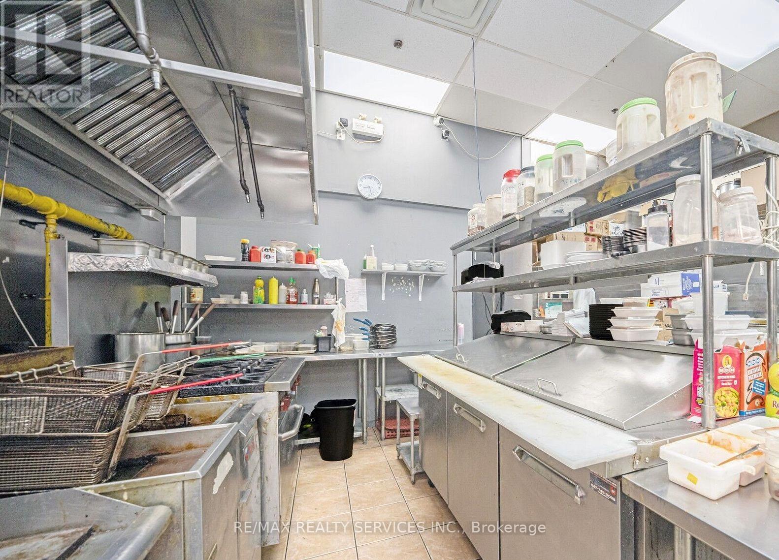 700 Queenston Road, Hamilton, Ontario L8G 1A3 - Photo 11 - X12617092