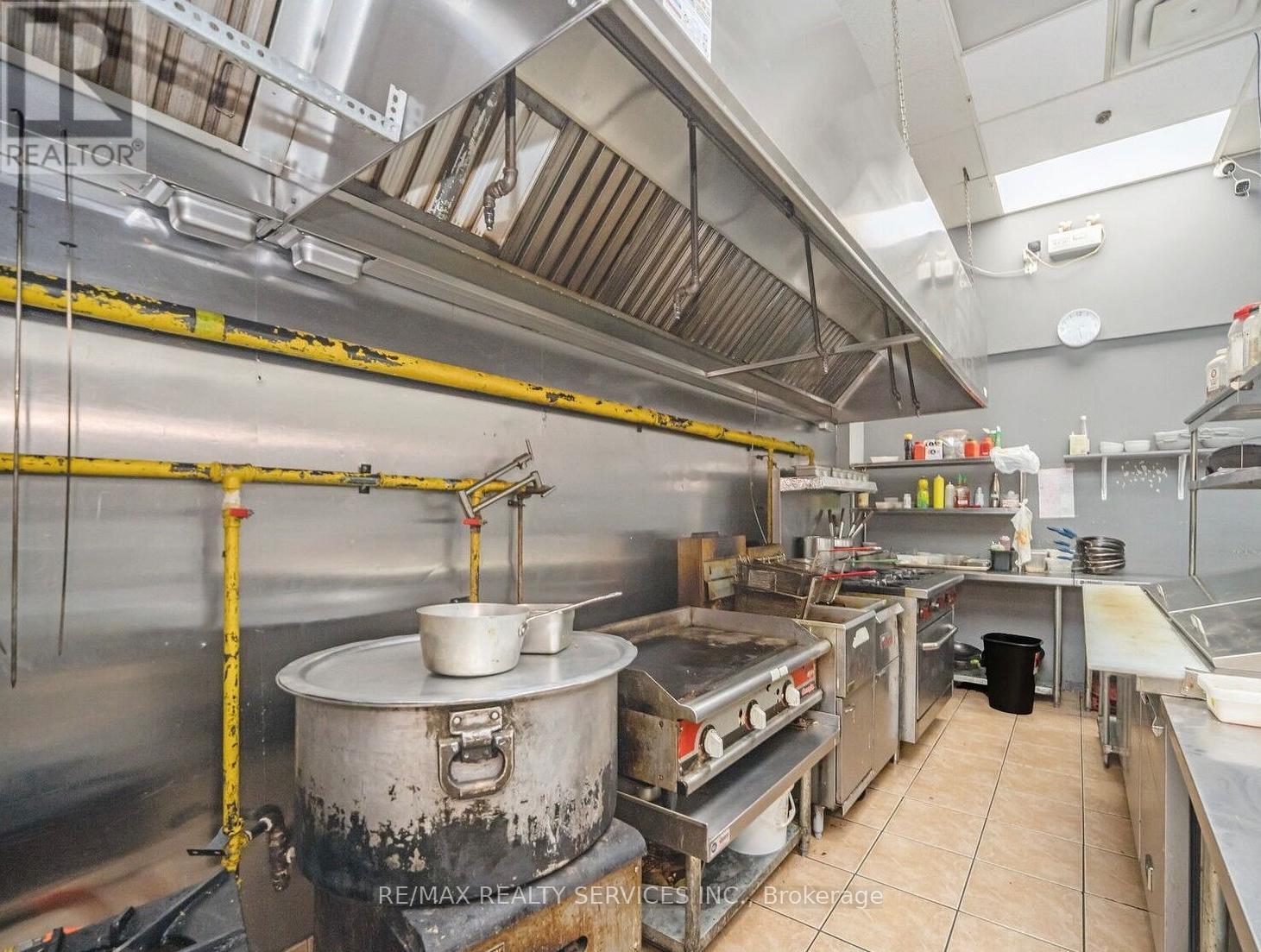 700 Queenston Road, Hamilton, Ontario L8G 1A3 - Photo 8 - X12617092