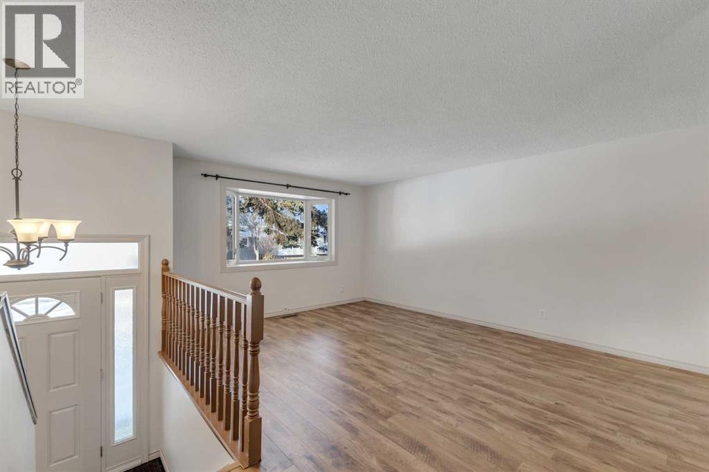 3335 Doverview Road Se, Calgary, Alberta  T2B 2A2 - Photo 3 - A2273853