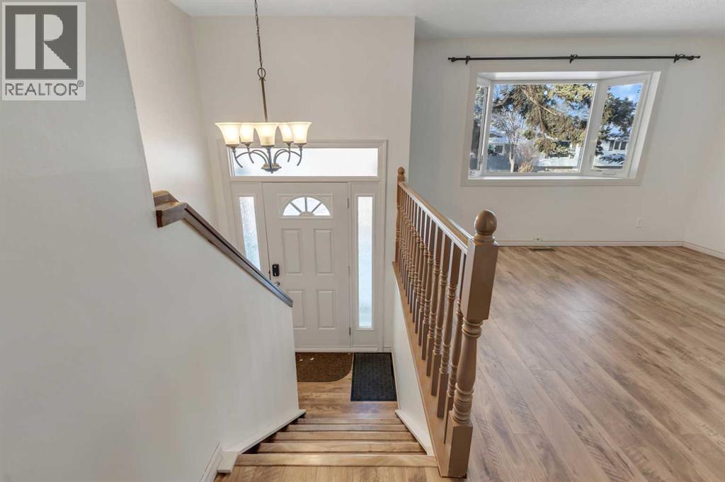 3335 Doverview Road Se, Calgary, Alberta  T2B 2A2 - Photo 2 - A2273853