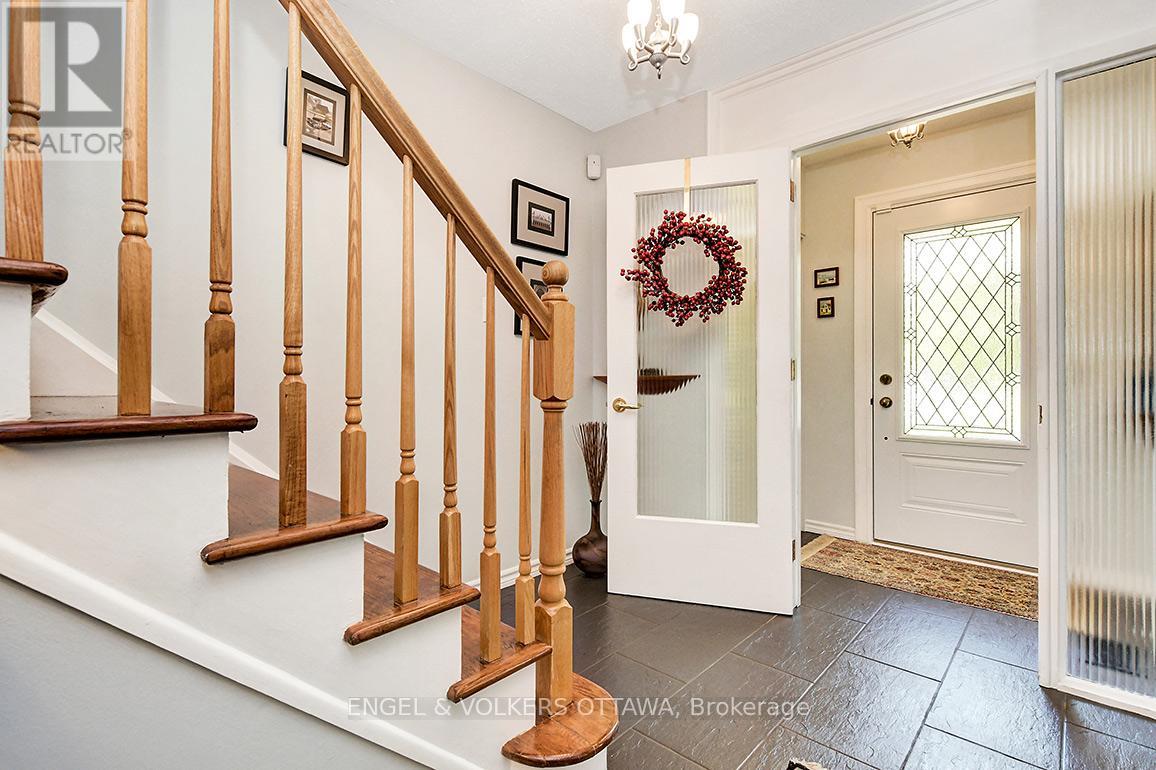 1885 Louisiana Avenue, Ottawa, Ontario K1H 6T8 - Photo 2 - X12617142