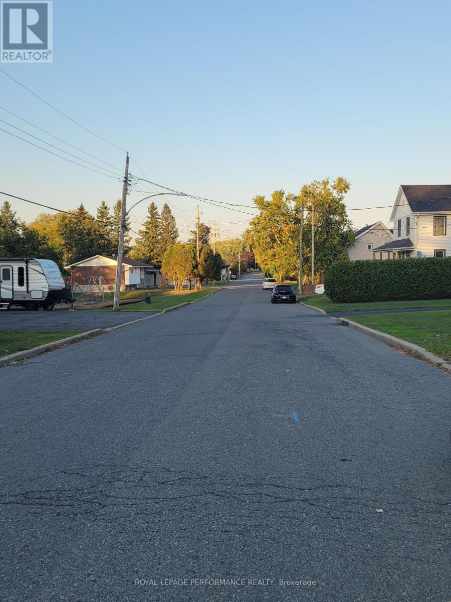 975 Queen Street, Champlain, Ontario K0B 1K0 - Photo 37 - X12435934