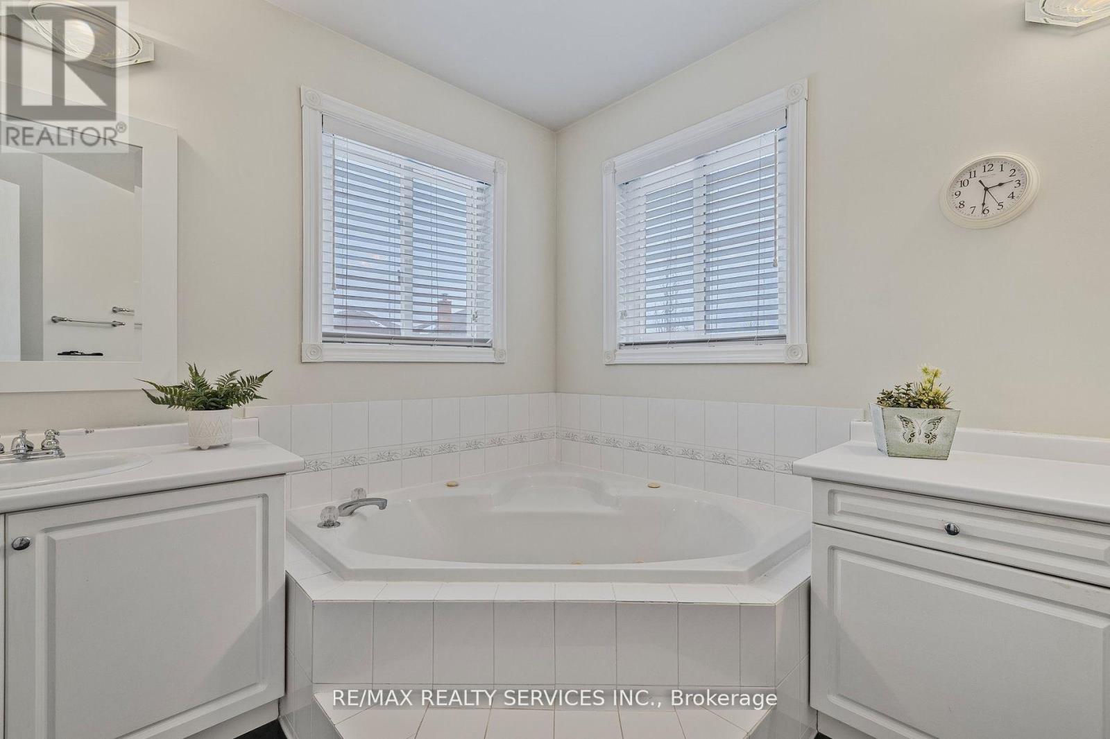 24 Royal Valley Drive, Caledon, Ontario  L7C 1B2 - Photo 35 - W12490954