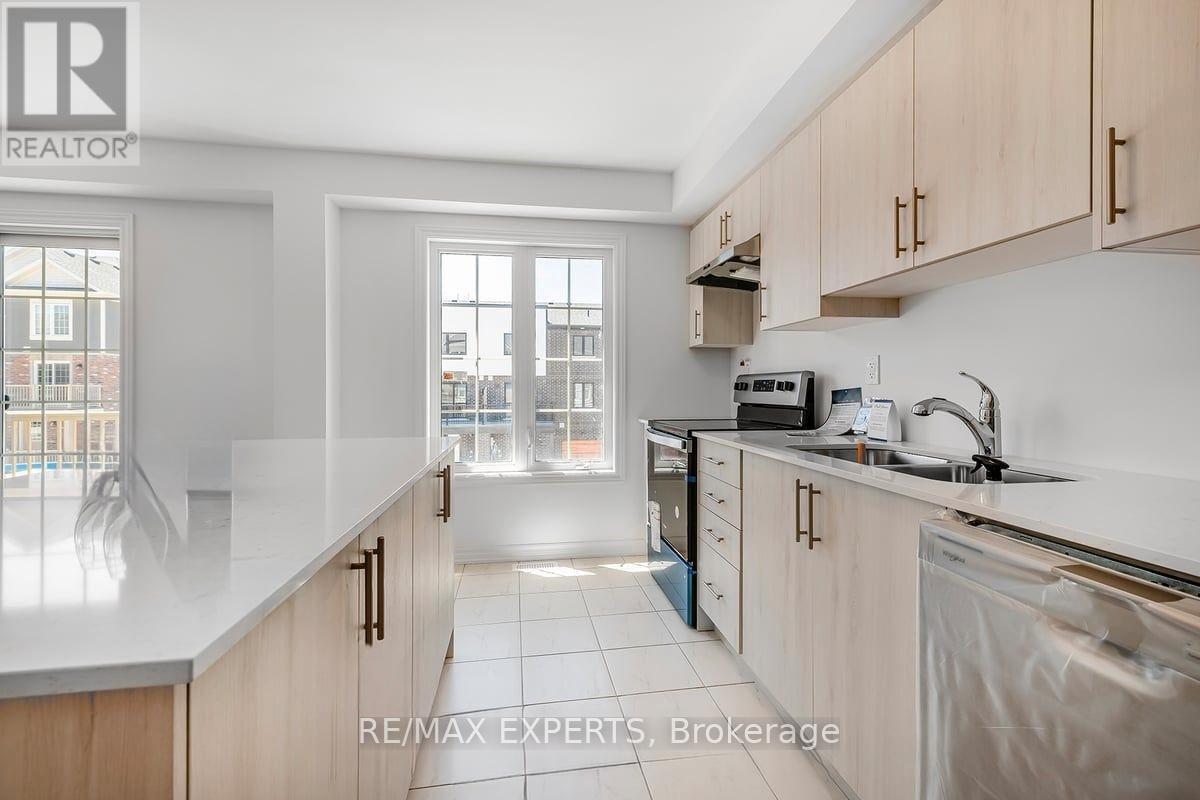 20 Silo Mews, Barrie, Ontario L9J 0V4 - Photo 2 - S12617132