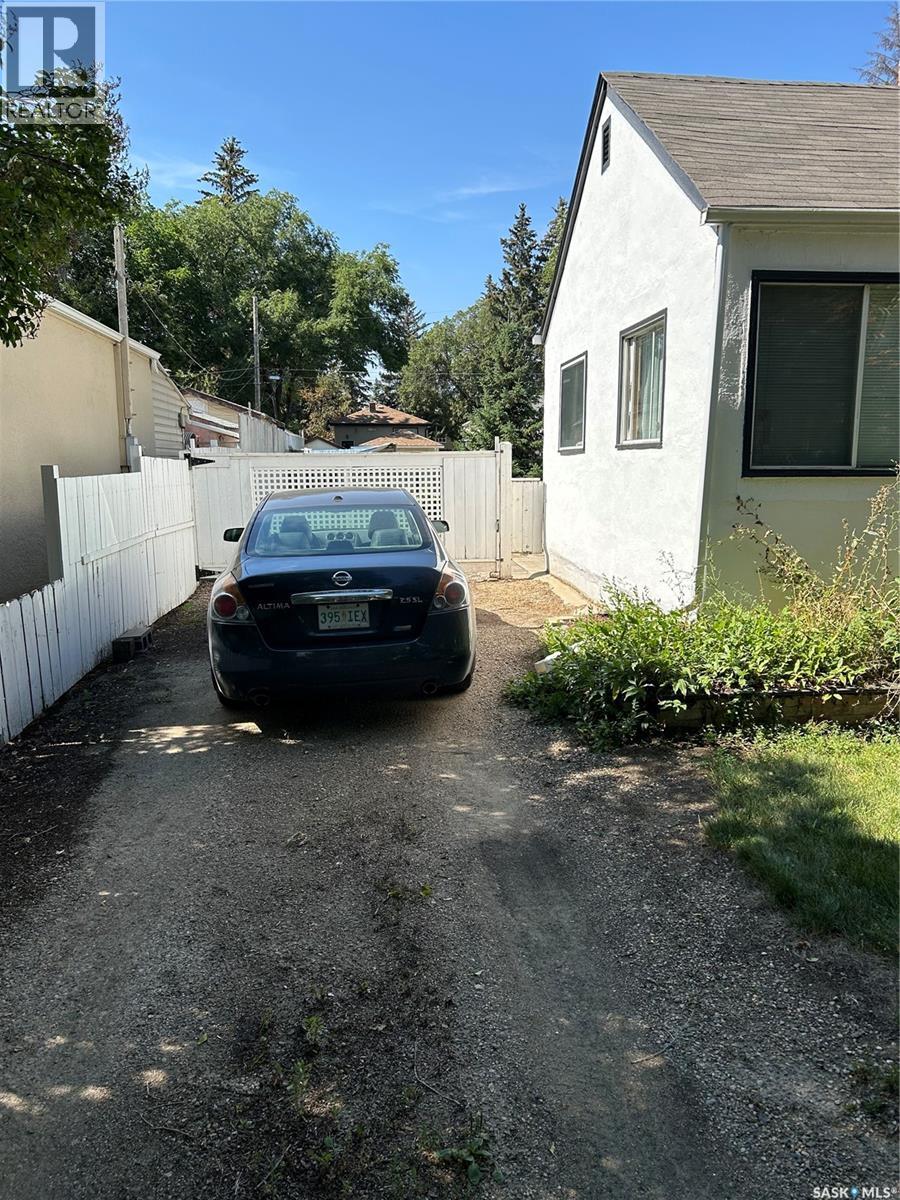 1726 Coy Avenue, Saskatoon, Saskatchewan  S7M 0H7 - Photo 2 - SK025496