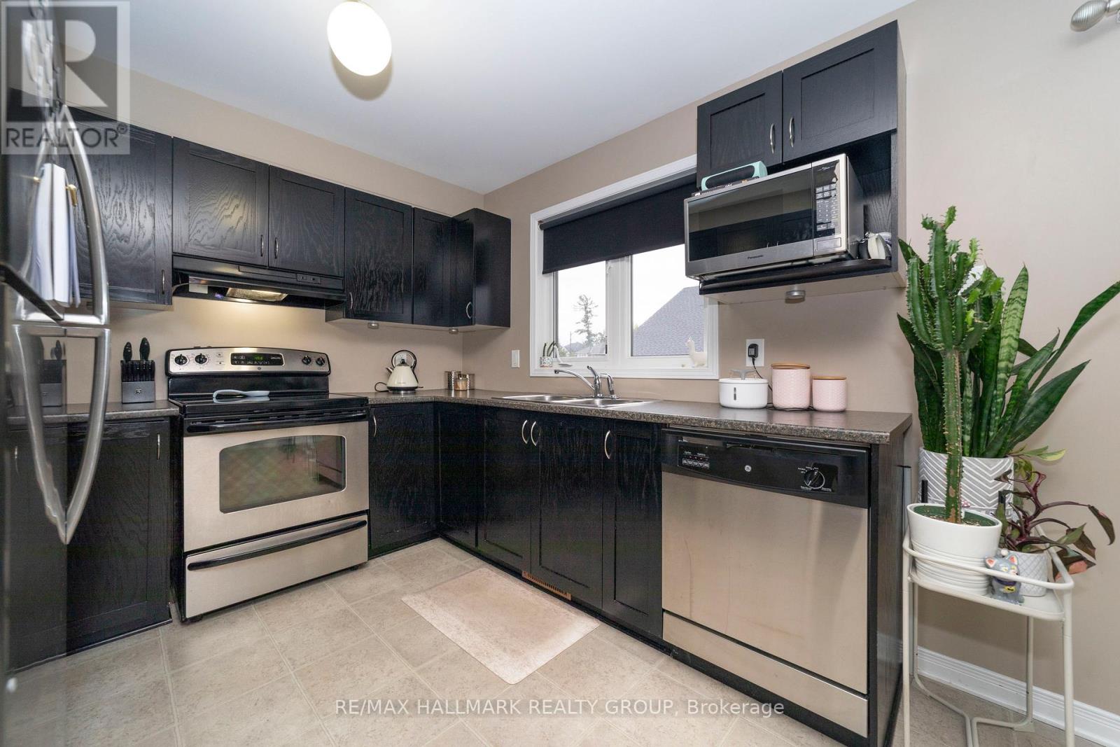 309 Galston Private, Ottawa, Ontario K1W 0G3 - Photo 13 - X12617162