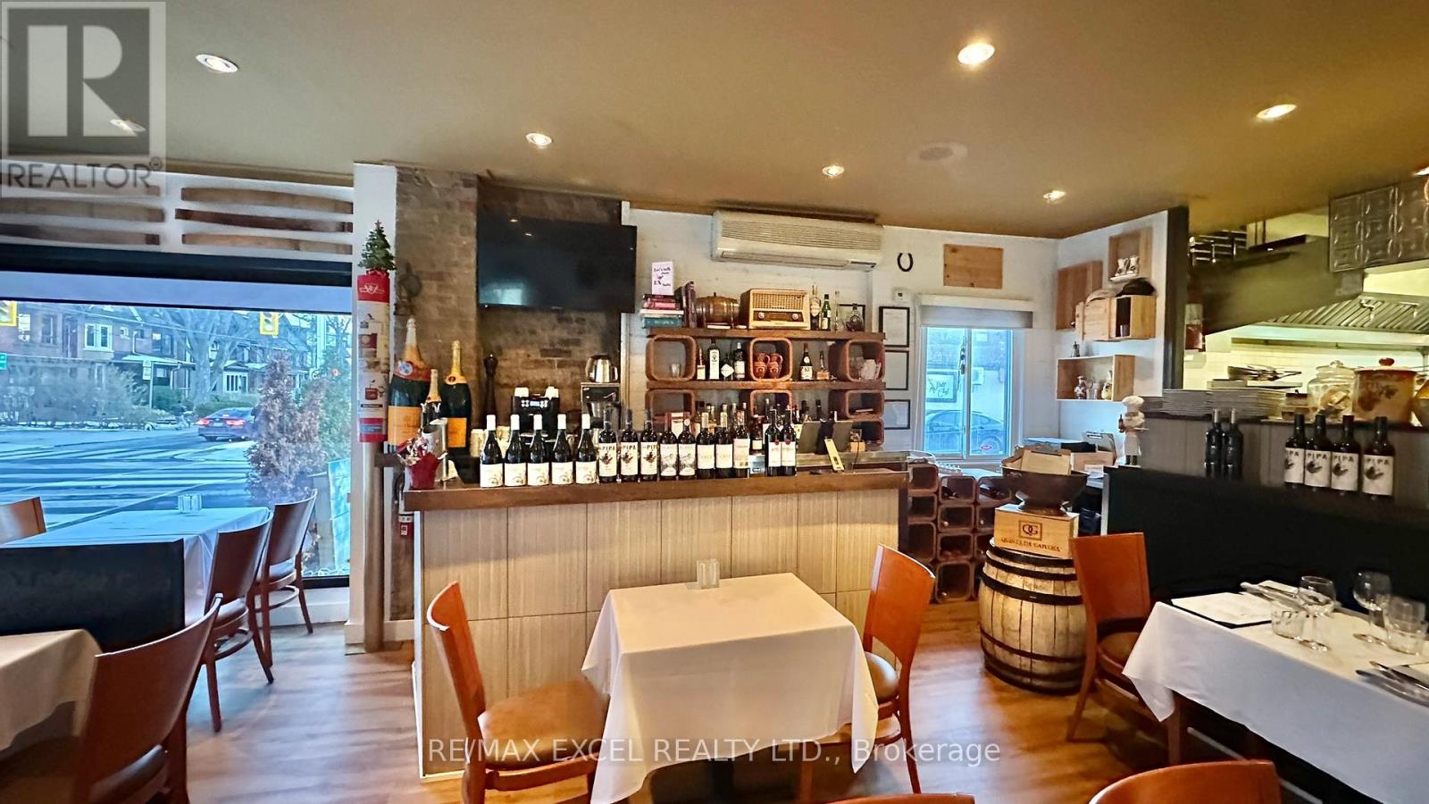 538 Manning Avenue, Toronto, Ontario M6G 2V9 - Photo 2 - C12617194