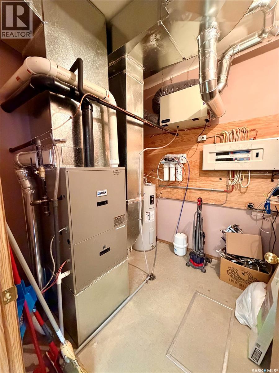 110 Broadway Street, Carnduff, Saskatchewan  S0C 0S0 - Photo 15 - SK025452