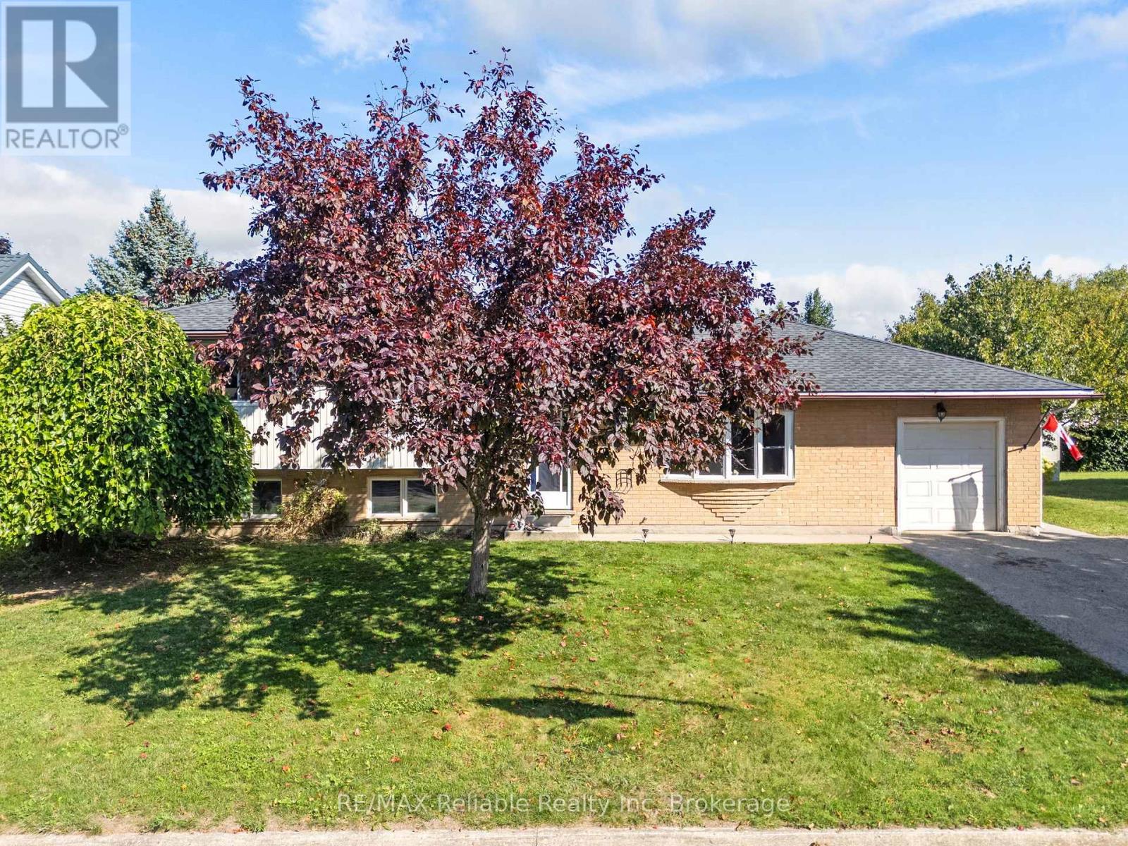 36 Lee Crescent, Goderich, Ontario N7A 4L3 - Photo 2 - X12400491