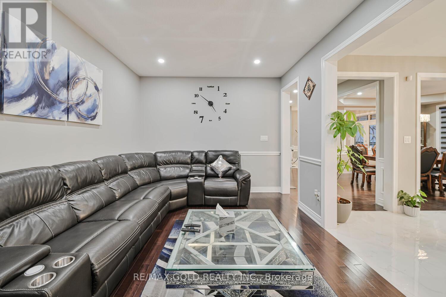 15 Vanwood Crescent, Brampton, Ontario  L6P 2X4 - Photo 14 - W12617178