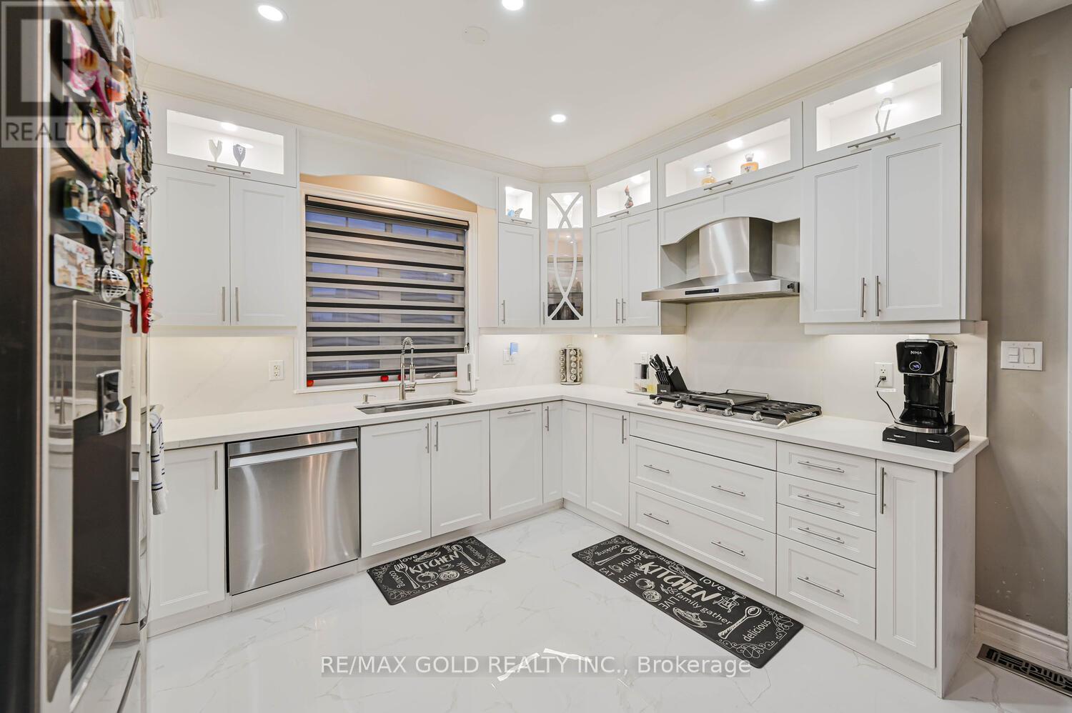 15 Vanwood Crescent, Brampton, Ontario  L6P 2X4 - Photo 18 - W12617178