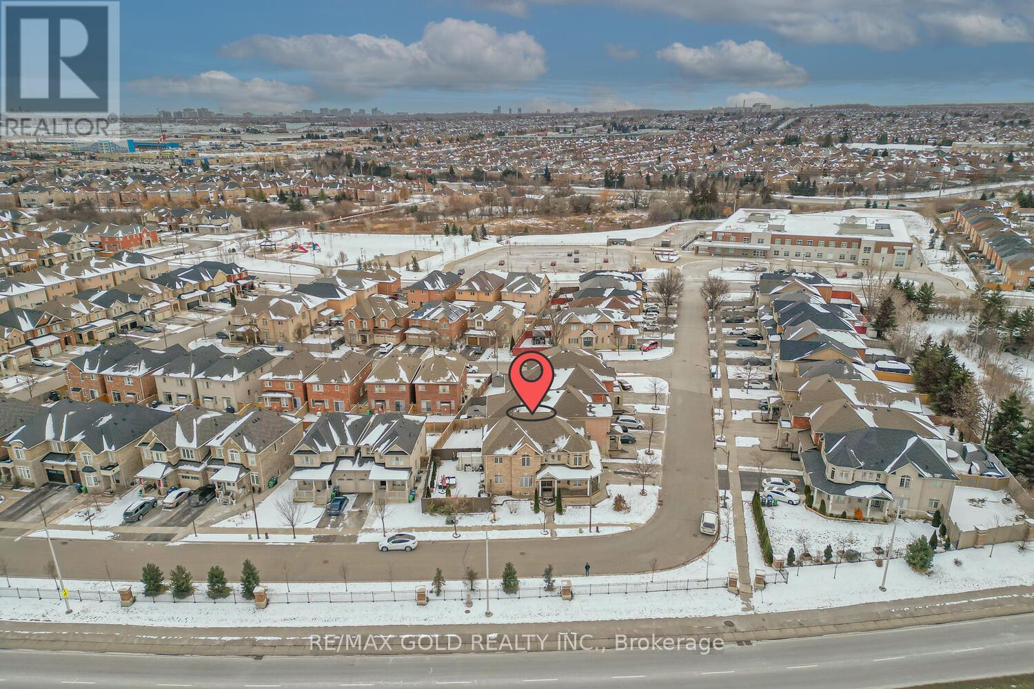 15 Vanwood Crescent, Brampton, Ontario  L6P 2X4 - Photo 4 - W12617178