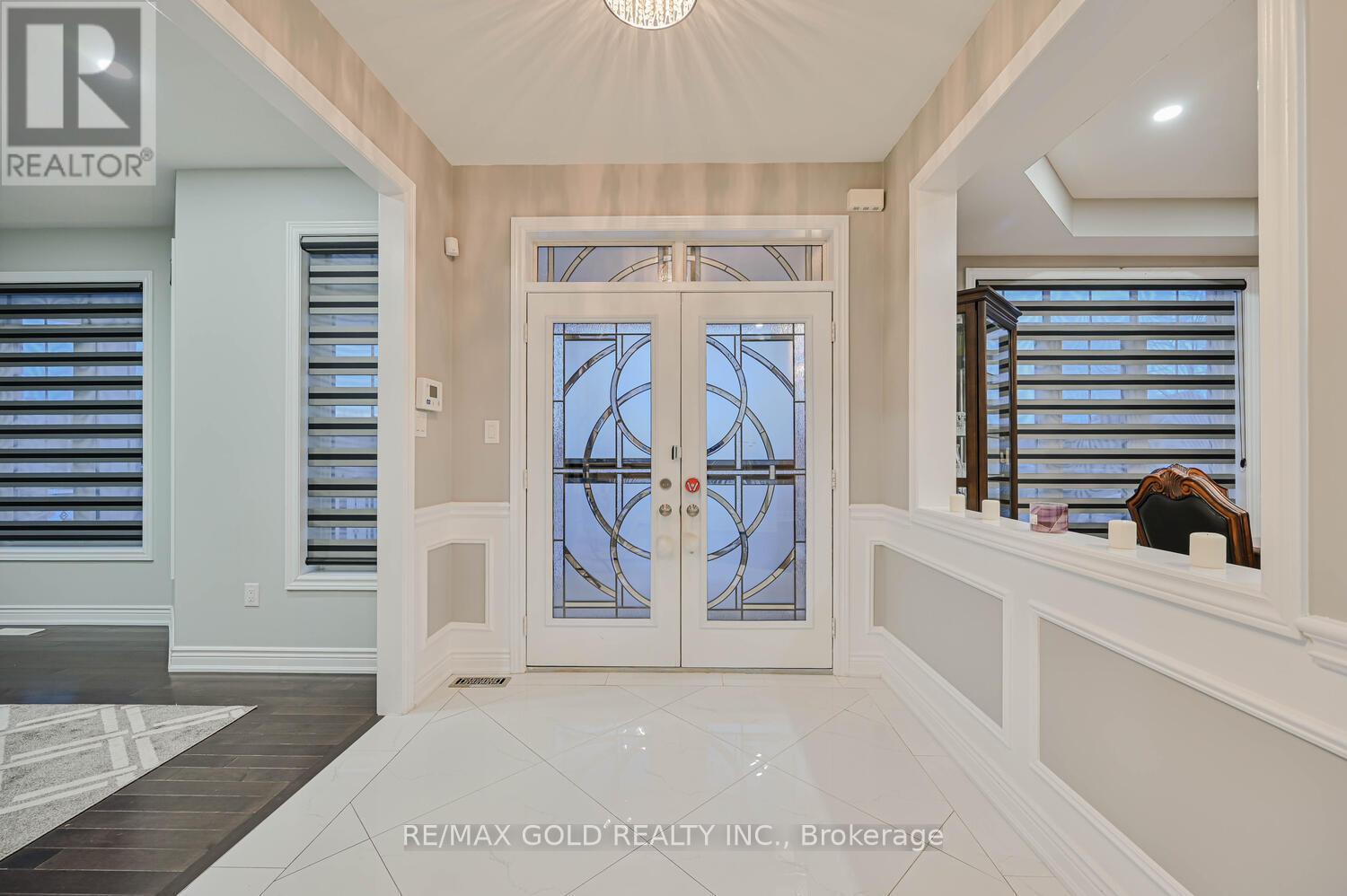 15 Vanwood Crescent, Brampton, Ontario  L6P 2X4 - Photo 6 - W12617178