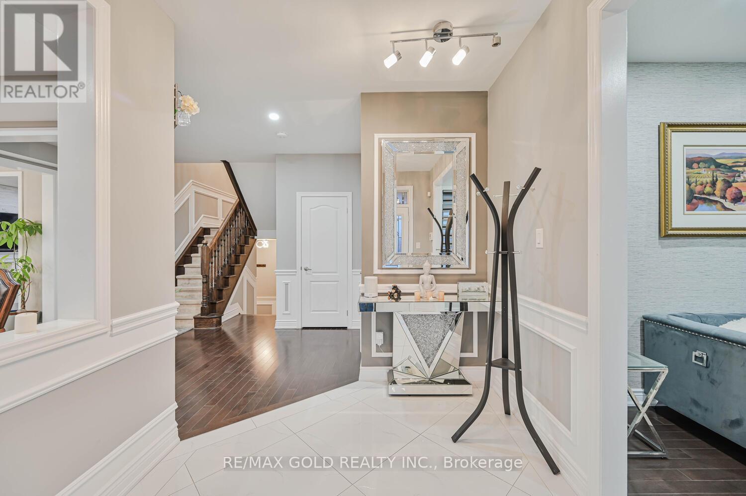 15 Vanwood Crescent, Brampton, Ontario  L6P 2X4 - Photo 7 - W12617178