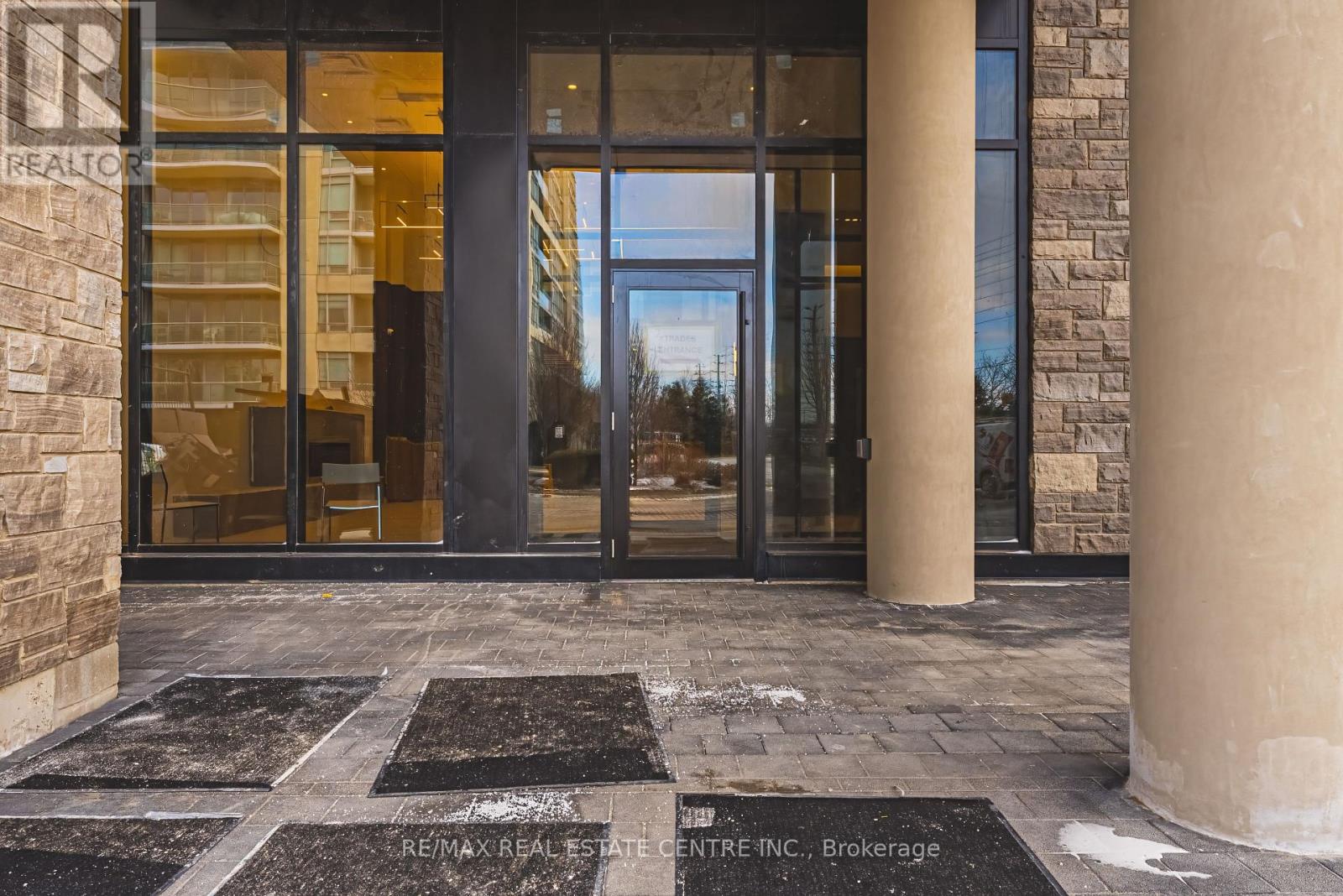 203 - 1035 Southdown Road, Mississauga, Ontario  L5J 0A2 - Photo 2 - W12617180