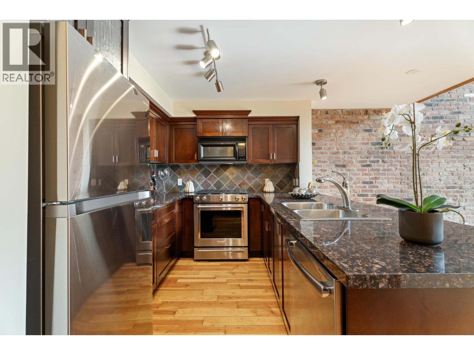 201 10 Renaissance Square, New Westminster, British Columbia  V3M 7B1 - Photo 5 - R3073344