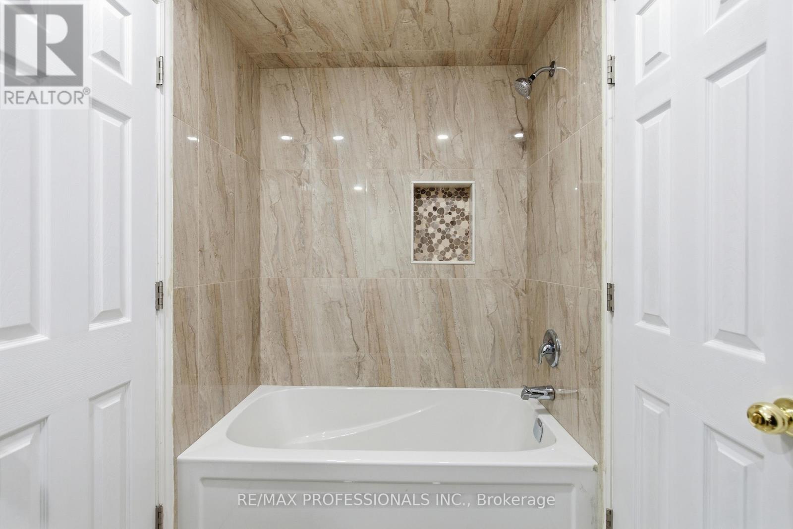 Lower - 16 Moss Creek Court, Brampton, Ontario  L6R 2S3 - Photo 24 - W12617254