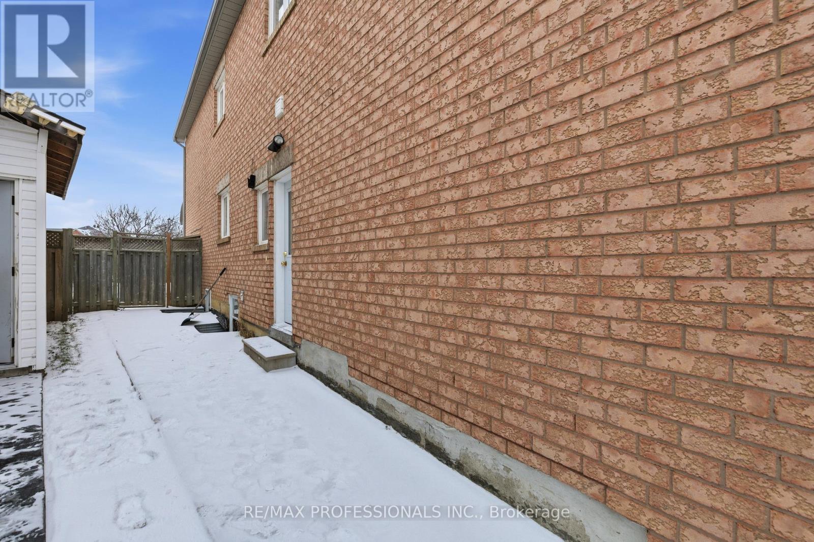 Lower - 16 Moss Creek Court, Brampton, Ontario  L6R 2S3 - Photo 4 - W12617254