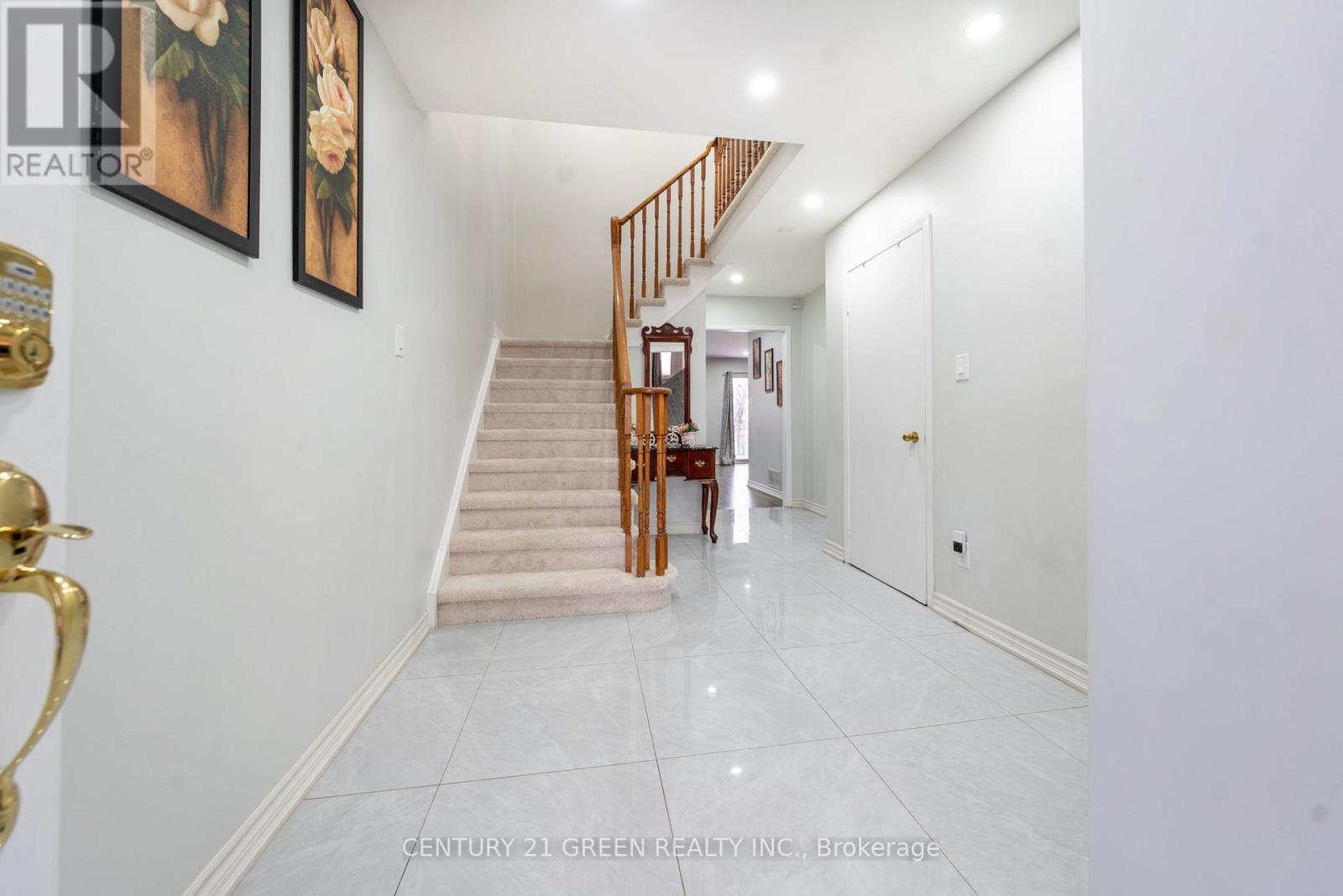 61 Kingknoll Drive, Brampton, Ontario  L6Y 3G6 - Photo 4 - W12617332