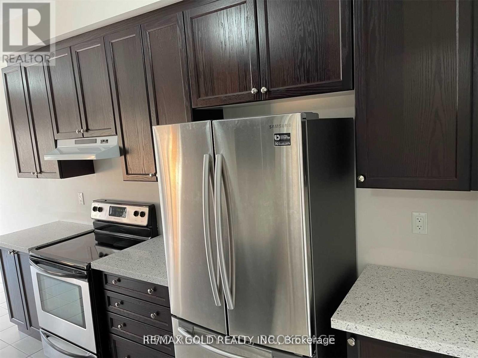 90 Lanark Circle, Brampton, Ontario  L6X 5L4 - Photo 5 - W12617340