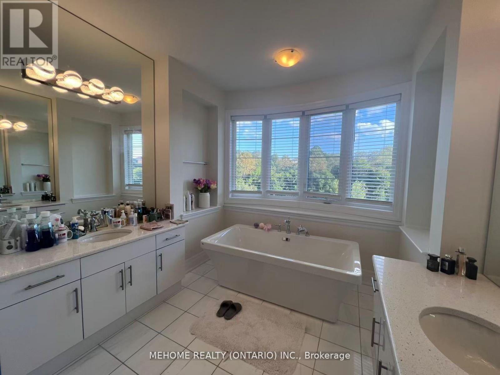 51 Bridgepointe Court, Aurora, Ontario  L4G 3H8 - Photo 11 - N12617356