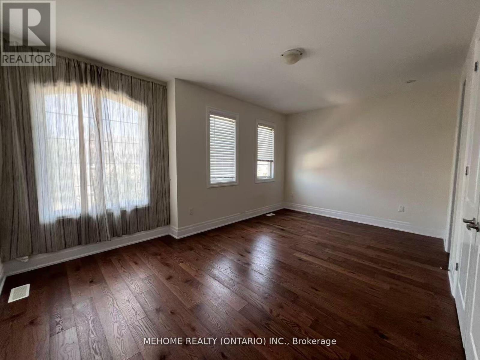 51 Bridgepointe Court, Aurora, Ontario  L4G 3H8 - Photo 2 - N12617356