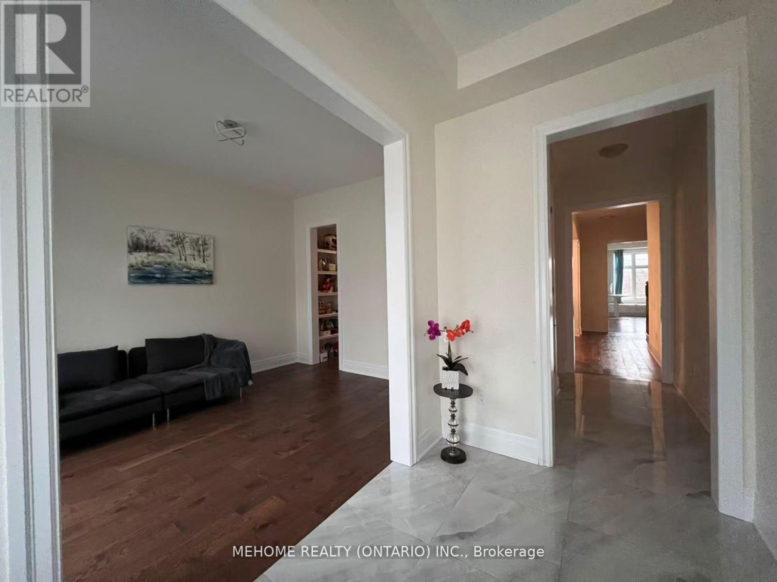 51 Bridgepointe Court, Aurora, Ontario  L4G 3H8 - Photo 4 - N12617356