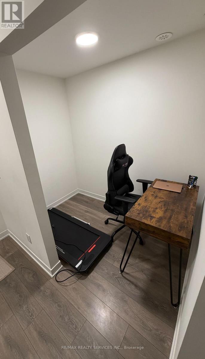 301 - 160 Canon Jackson Drive, Toronto, Ontario M6M 0B6 - Photo 4 - W12612076