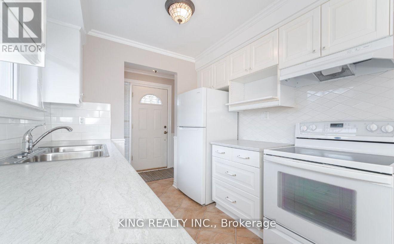 43 Grange Drive, Brampton, Ontario L6X 2H1 - Photo 10 - W12617374