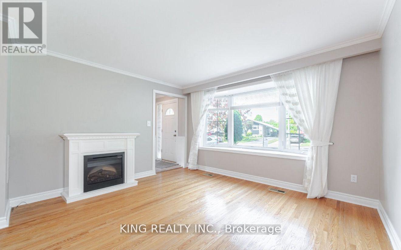 43 Grange Drive, Brampton, Ontario L6X 2H1 - Photo 2 - W12617374