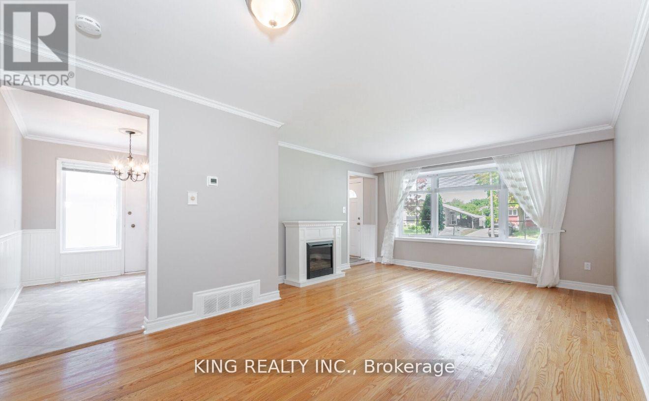 43 Grange Drive, Brampton, Ontario L6X 2H1 - Photo 4 - W12617374