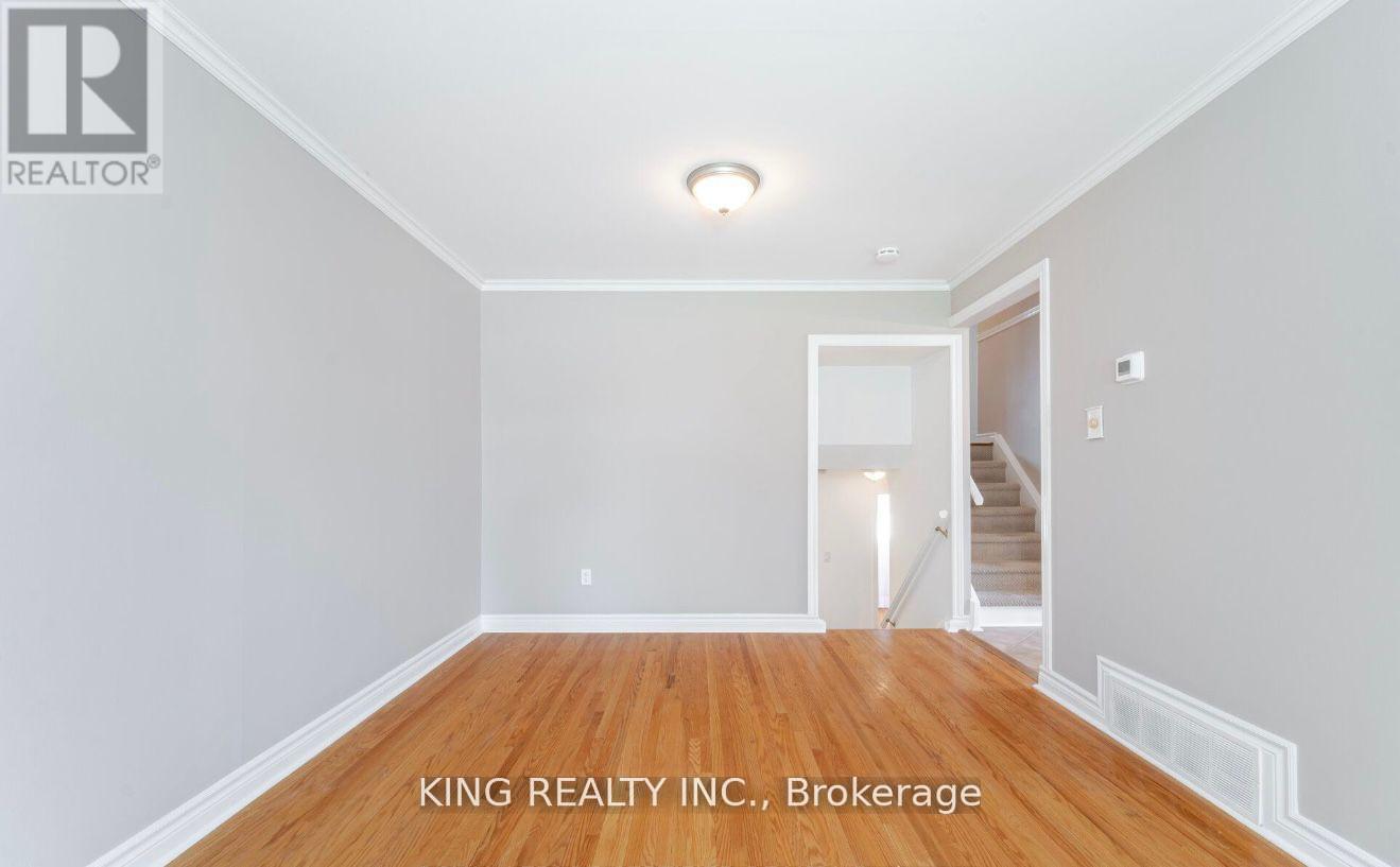 43 Grange Drive, Brampton, Ontario L6X 2H1 - Photo 5 - W12617374