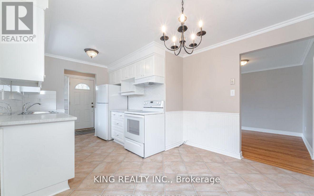 43 Grange Drive, Brampton, Ontario L6X 2H1 - Photo 7 - W12617374