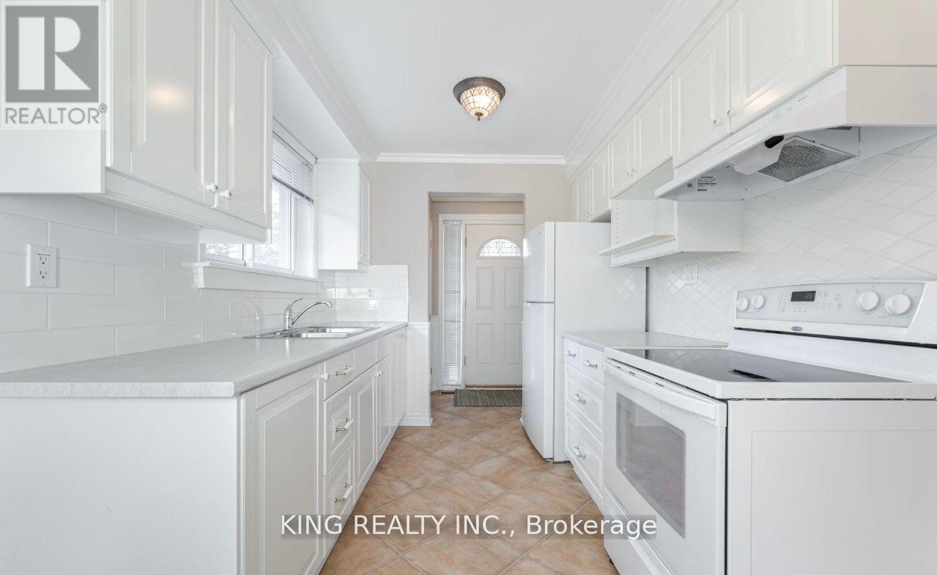 43 Grange Drive, Brampton, Ontario L6X 2H1 - Photo 9 - W12617374