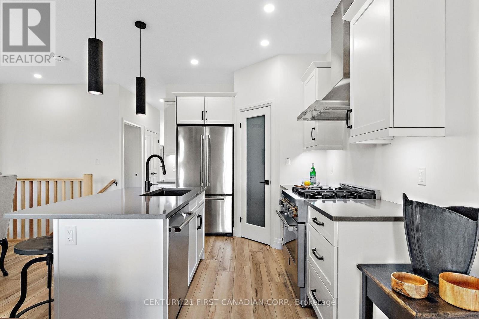 672 Ketter Way, Plympton-Wyoming, Ontario  N0N 1T0 - Photo 7 - X12617428