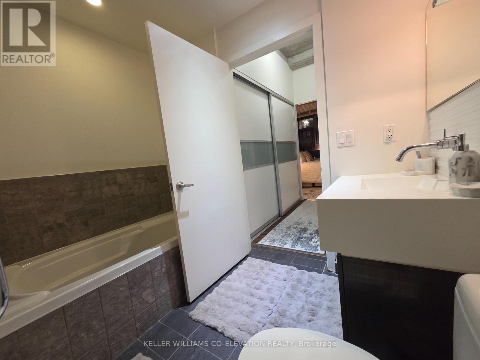 1305 - 552 Wellington Street, Toronto, Ontario  M5V 2V1 - Photo 18 - C12613978