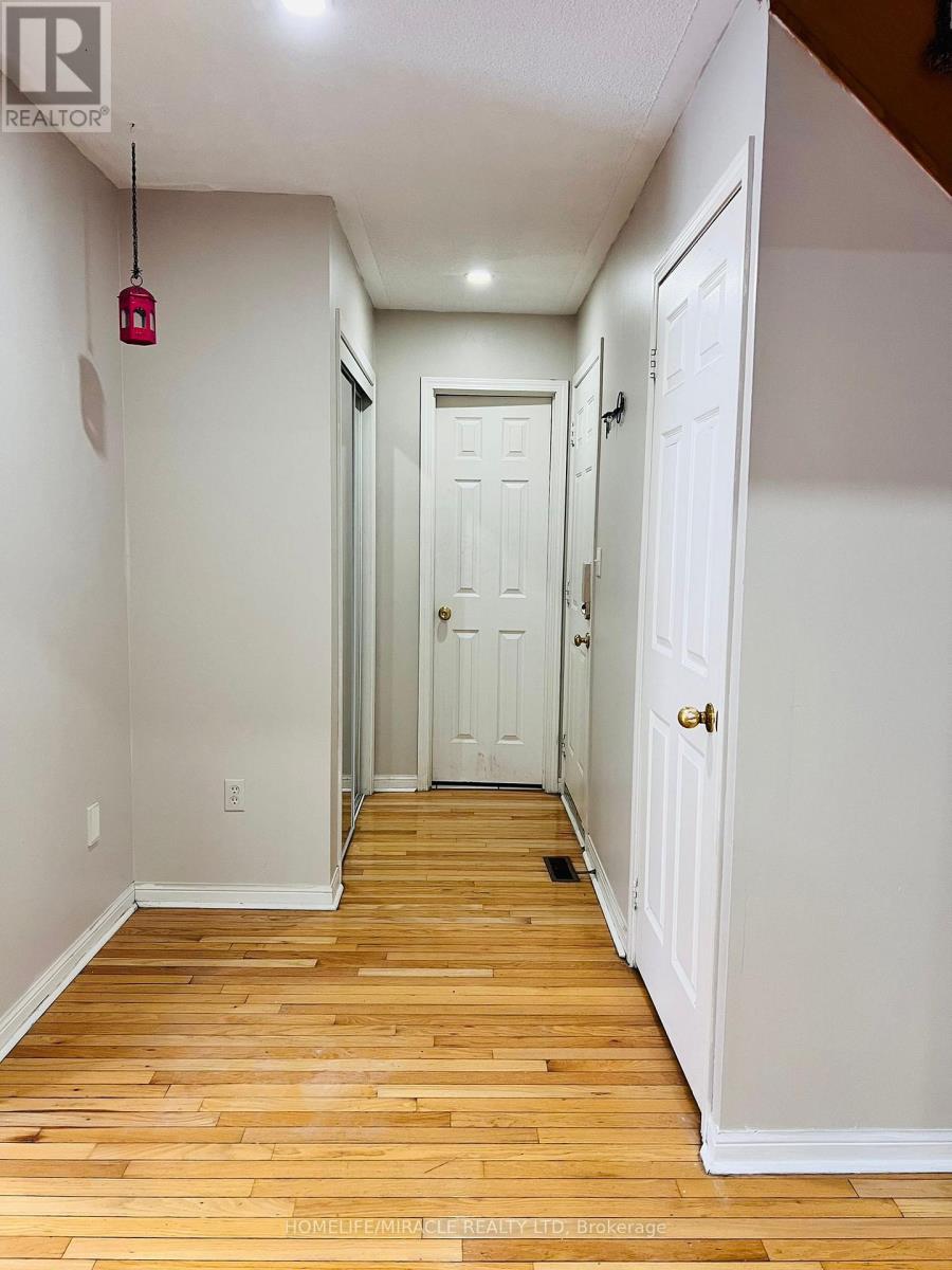 16 Marshmarigold Drive, Brampton, Ontario  L7A 2S9 - Photo 5 - W12617422