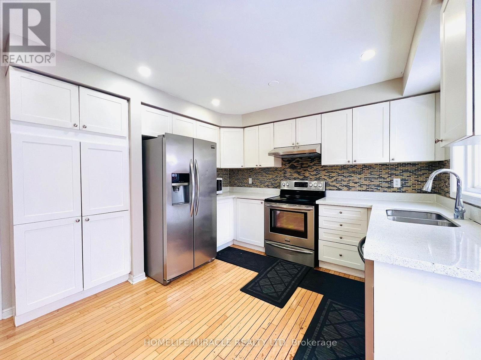 16 Marshmarigold Drive, Brampton, Ontario  L7A 2S9 - Photo 9 - W12617422