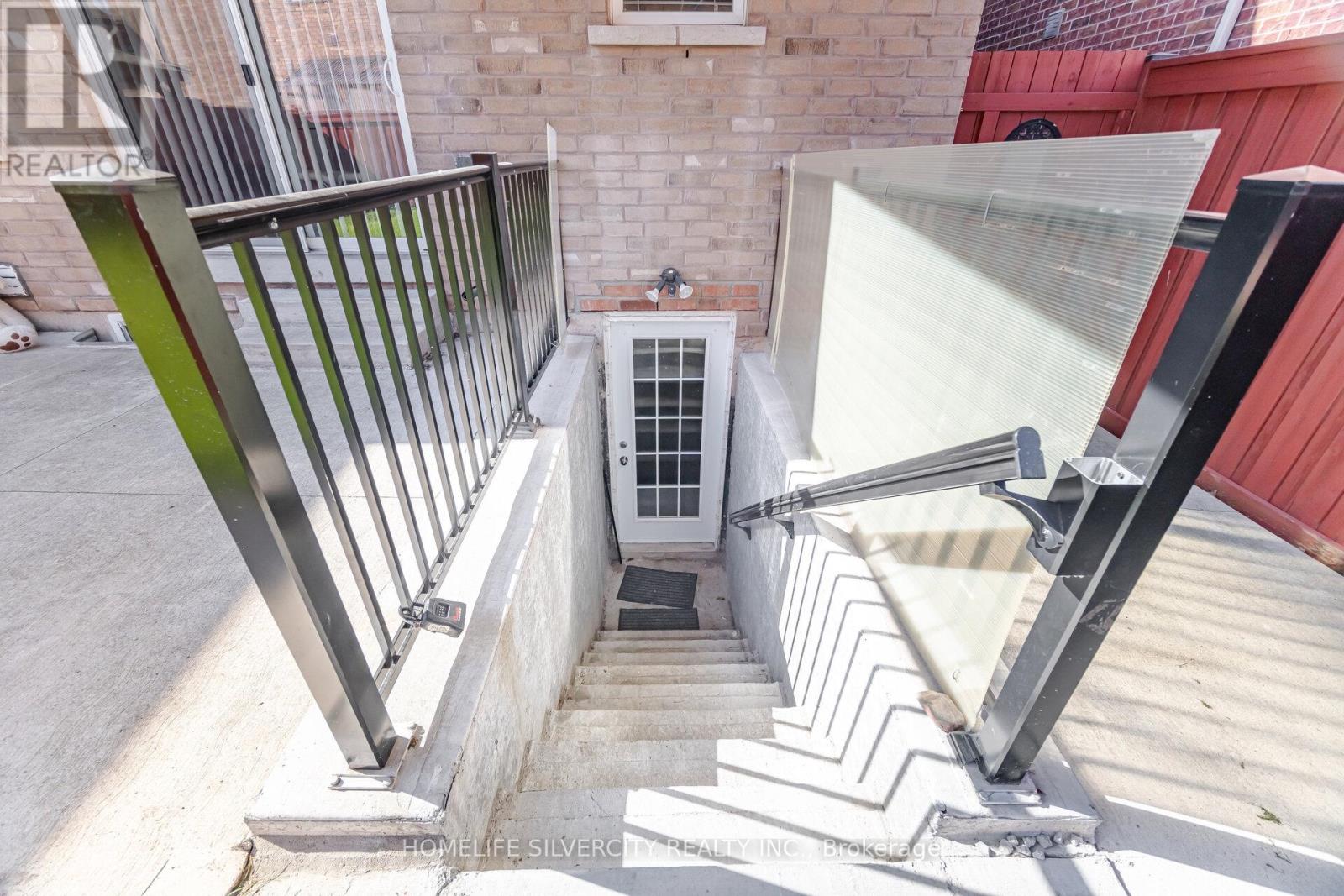 105 Aylesbury Drive, Brampton, Ontario L7A 0W6 - Photo 38 - W12617450