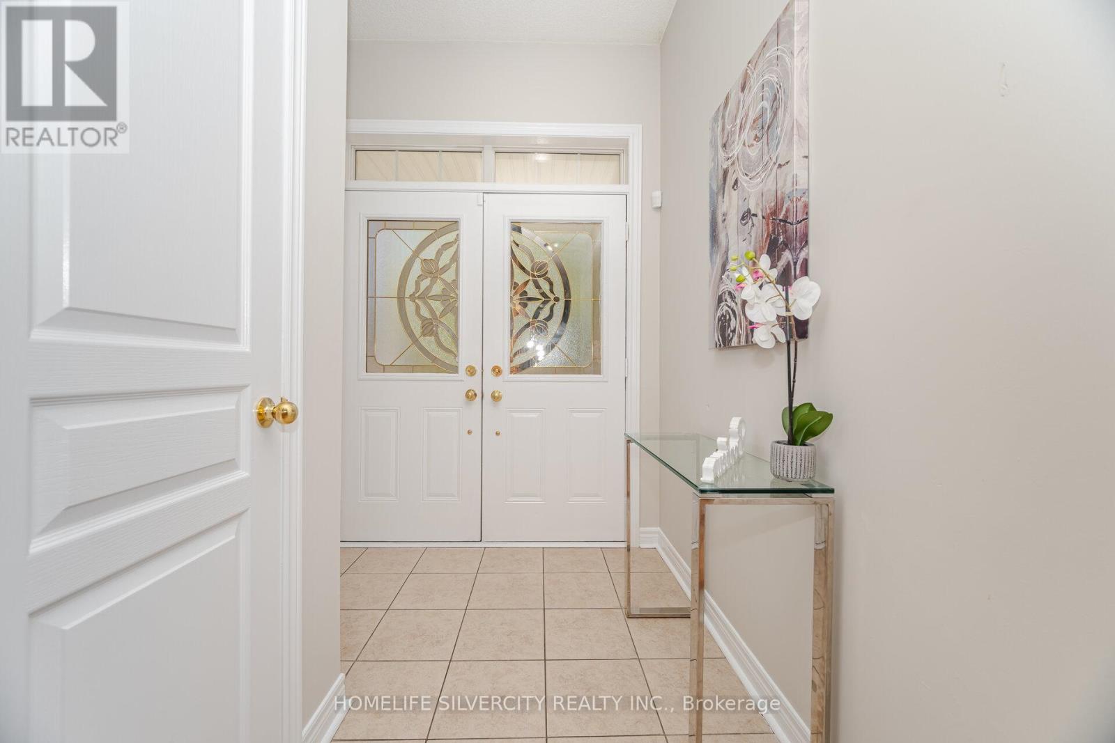 105 Aylesbury Drive, Brampton, Ontario L7A 0W6 - Photo 4 - W12617450