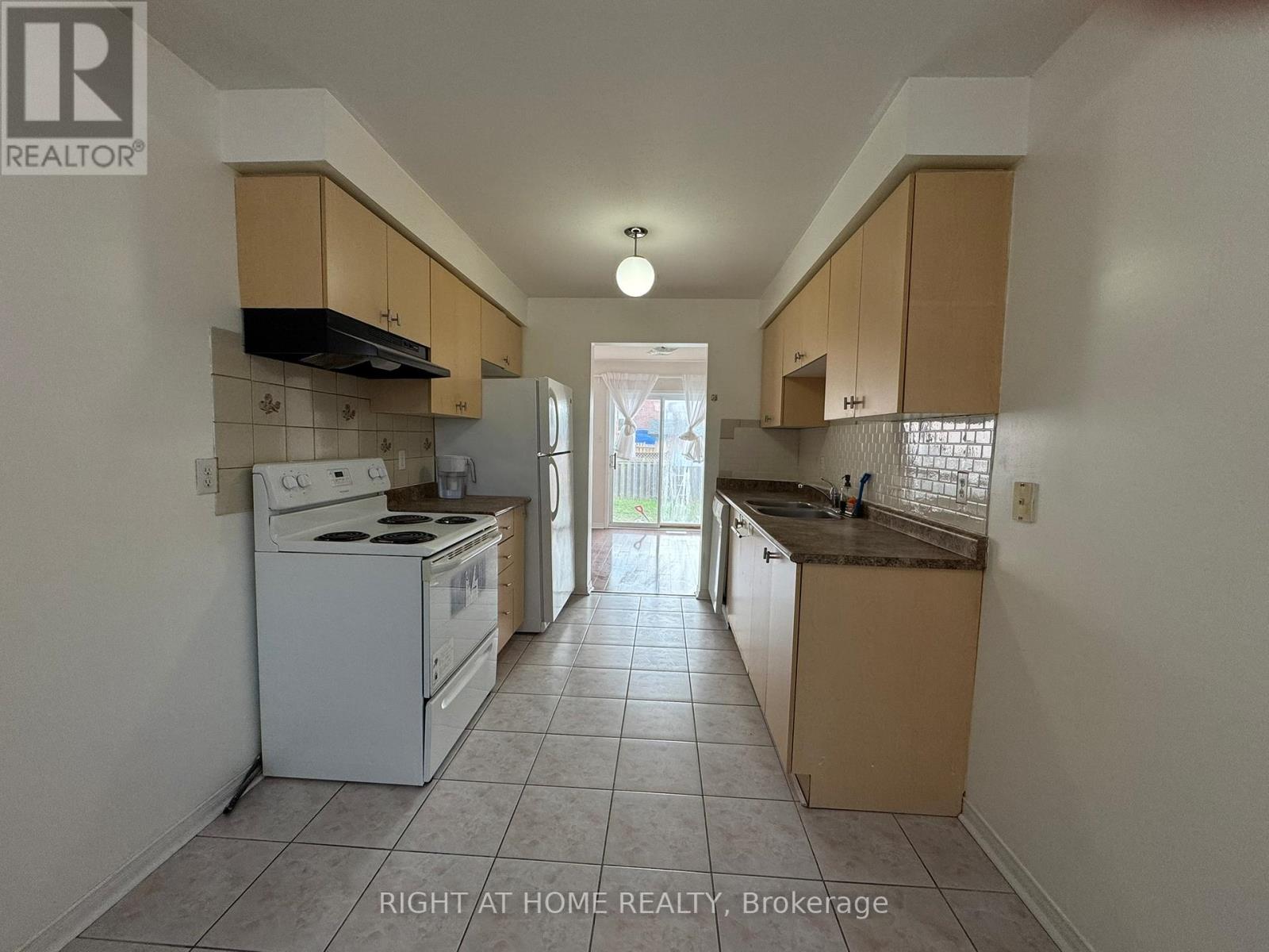 Upper And Main - 830 Avonshire Court, Mississauga, Ontario  L5V 2P2 - Photo 6 - W12565080