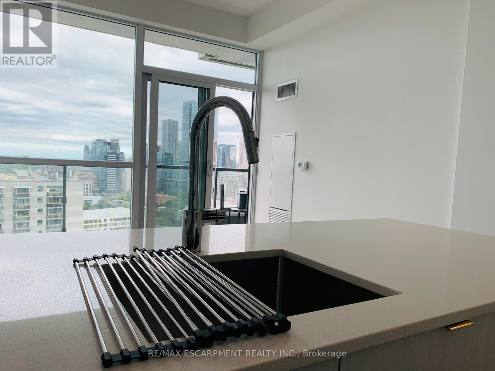 2405 - 181 Bedford Road, Toronto, Ontario  M5R 0A5 - Photo 4 - C12617514