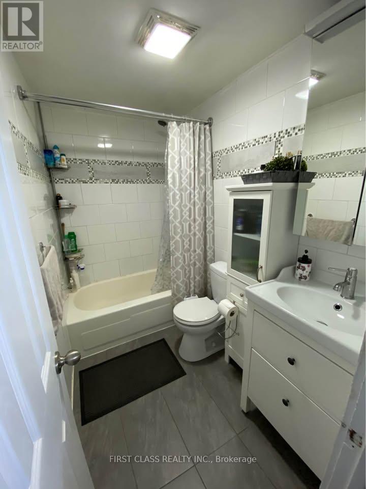 13 Greenarrow Court, Brampton, Ontario  L6S 2K1 - Photo 10 - W12617510