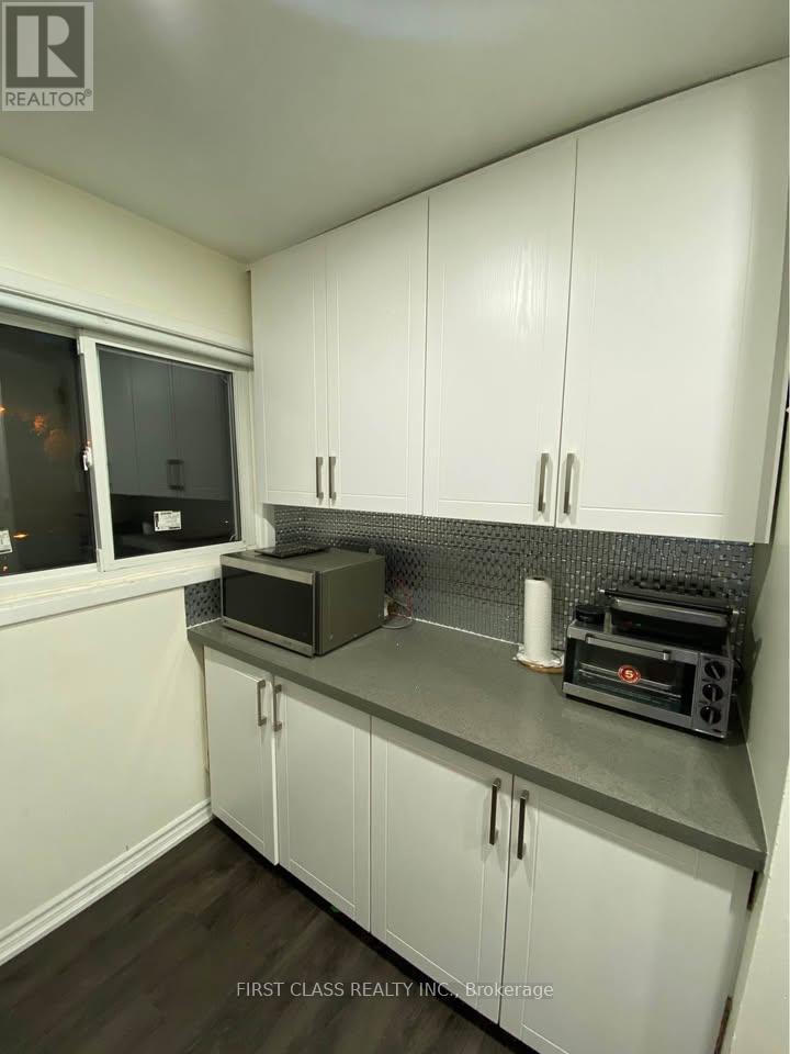 13 Greenarrow Court, Brampton, Ontario  L6S 2K1 - Photo 3 - W12617510