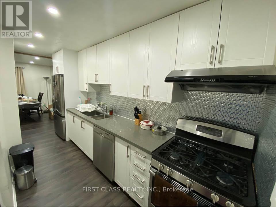 13 Greenarrow Court, Brampton, Ontario  L6S 2K1 - Photo 4 - W12617510