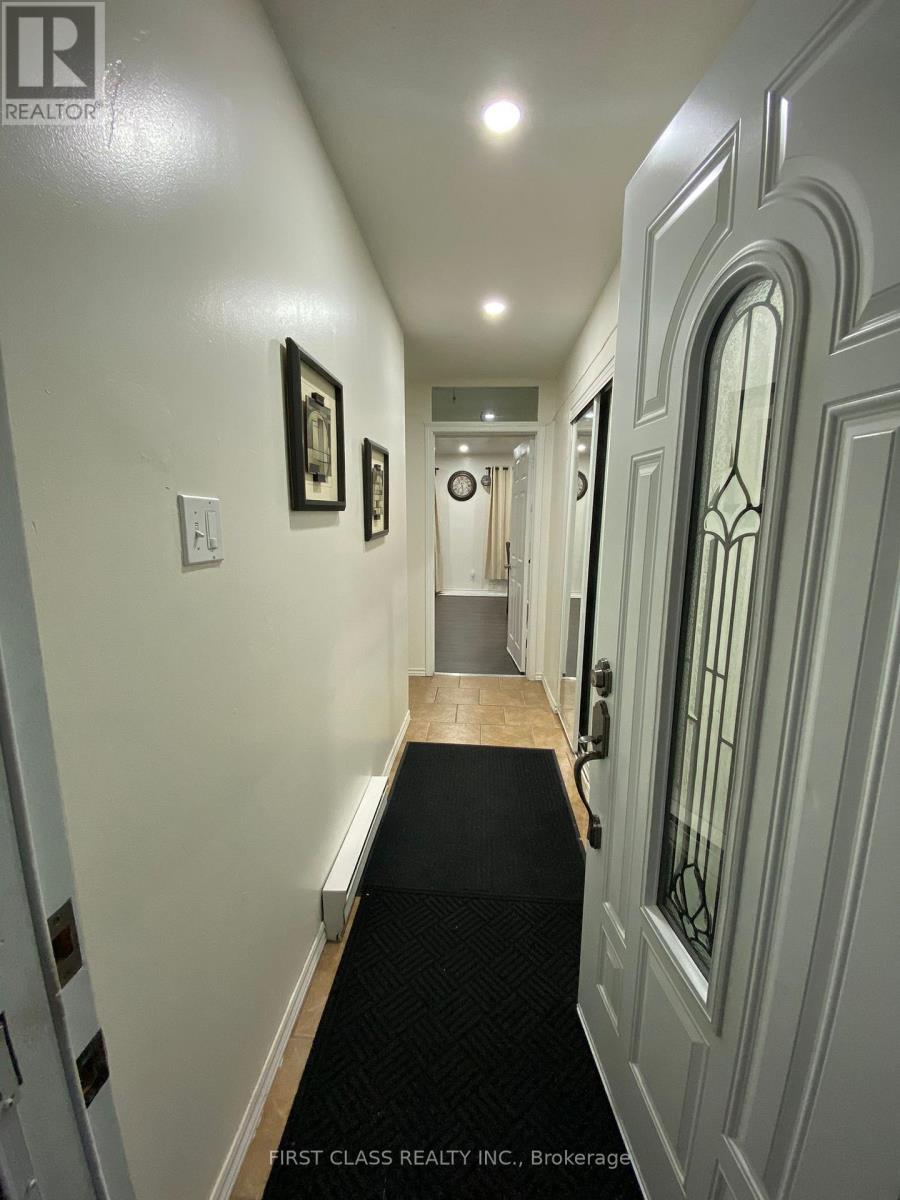 13 Greenarrow Court, Brampton, Ontario  L6S 2K1 - Photo 6 - W12617510