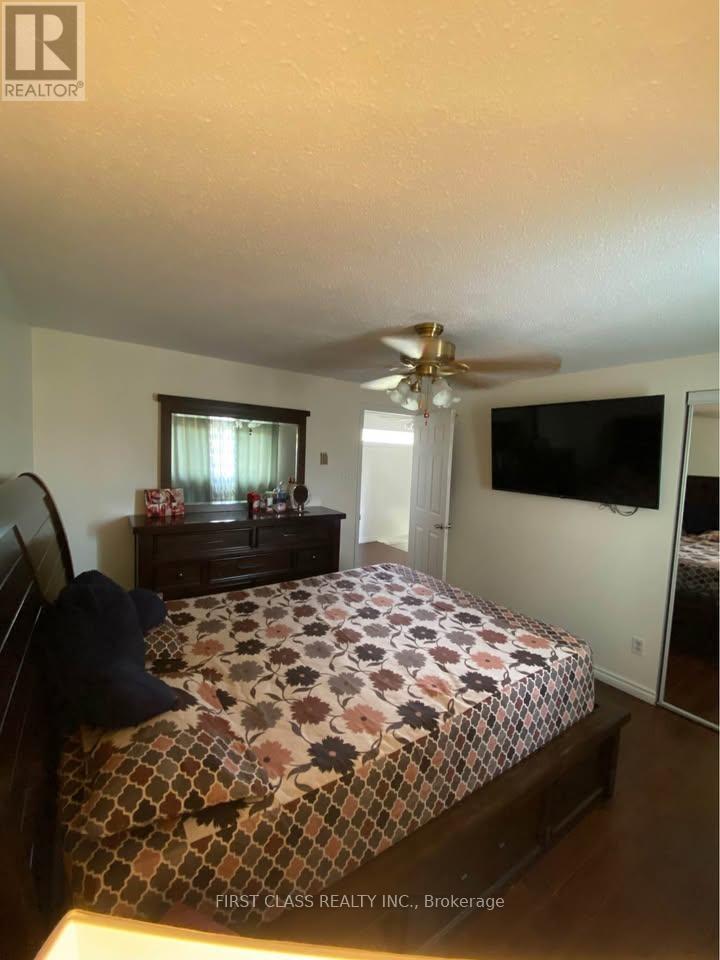 13 Greenarrow Court, Brampton, Ontario  L6S 2K1 - Photo 7 - W12617510